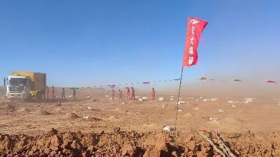 扎根戈壁，不负韶华｜宏大爆破新疆三塘湖项目单日爆破量突破50万立方