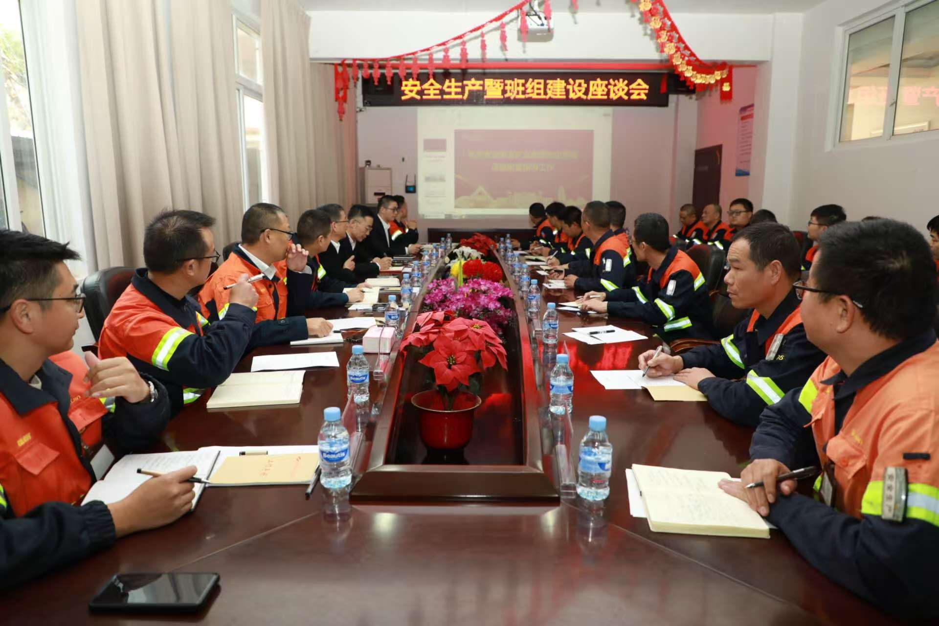 紫金矿业集团股份有限公司总裁邹来昌一行莅临新华都紫金山项目部调研指导工作